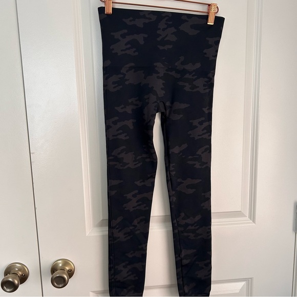 spanx Seamless Shaping Leggings in black camo - Picture 5 of 8